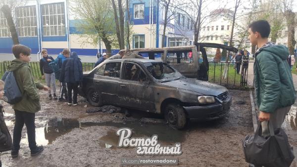 Около 112 школы Ростова-на-Дону загорелись три автомобиля